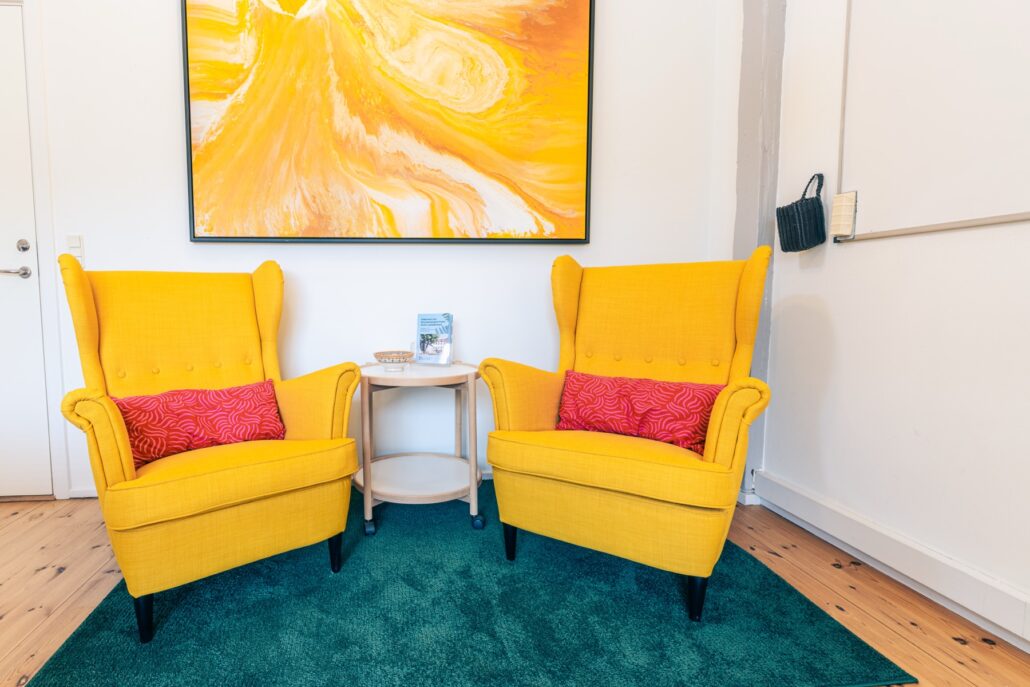 lokale med gule stole